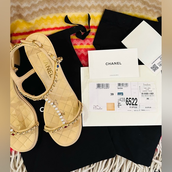 SOLD! CHANEL 22P BEIGE LAMBSKIN JEWELRY CHARMS SANDALS - Picture 3 of 8